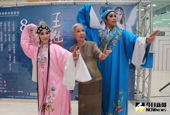 ▲「王魁負桂英」將在葫蘆墩文化中心登場，薪傳歌仔戲劇團廖瓊枝老師〈中〉介紹劇情特色及主要演員。〈圖／記者黃玿琮攝〉