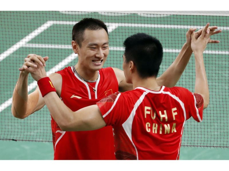 張楠（左）、傅海峰在奧運羽球男雙金牌戰逆轉擊敗馬來西亞組合，替中國大陸在本屆奧運的羽球項目拿到首面金牌。（圖／美聯社／達志影像）
