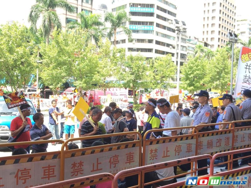 ▲新北市遊覽車駕駛員職業工會今日動員20多輛遊覽車包圍交通部，提出12項訴求，並遞交陳情書。（圖／記者王苡嫣攝 2016.08.08）