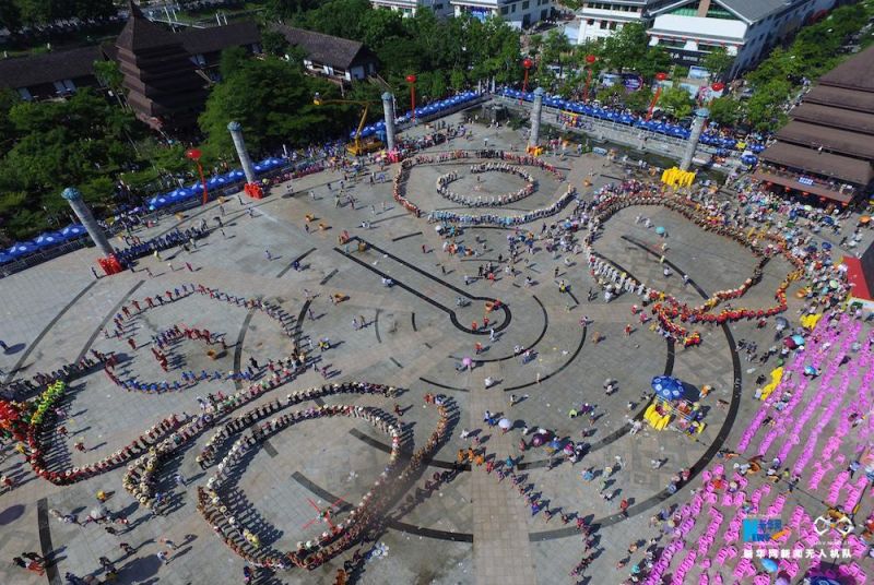 9日上午，上萬民眾拿著各式水具，來到七仙廣場潑水狂歡。