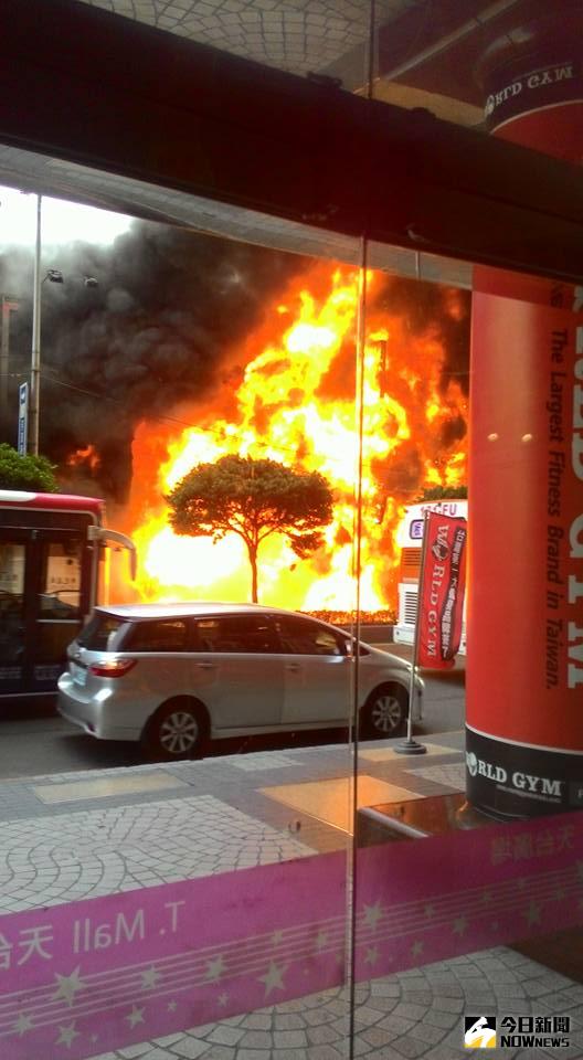 ▲新北市三重區鄰近天台廣場的一棟建築物傳出火警，警消搶救。（圖／翻攝自爆料公社）