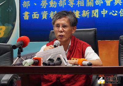 高雄氣爆停電戶　估5日復電 經濟部國營事業委員會副主任委員吳豐盛（圖）4日在中央災害應變中心召開記者會表示，因高雄氣爆事件影響而停電尚有1720戶，預計5日全區復電。中央社記者黃意涵攝　103年8月4日