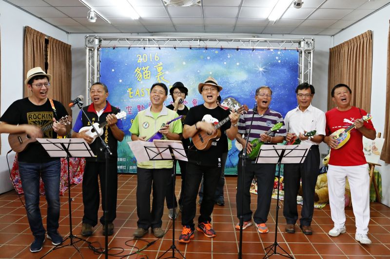 ▲市長等人與「夏日優客」合唱團合唱為活動宣傳。（記者許素蘭／攝）