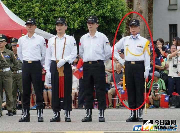 ▲七十歲的「連長」阮大為（右一），自稱自己是「少將」退伍，經查是少校退伍。（圖／網友提供）