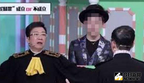 ▲蛇精男上節目，沒修圖真面目竟是…。（圖／翻攝自YouTube）