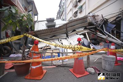 新北市三重區林男一家人29日外出用餐，整棟房子卻遭無預警拆除，返家後發現無家可歸。屋主報警逮捕吳姓現場拆屋承包商及林姓怪手司機，新北地院30日開庭後，以吳男有勾、滅證之虞，裁定羈押禁見。中央社記者吳翊寧攝  105年5月30日