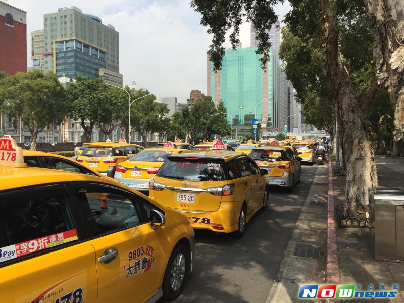 ▲政府未能儘速處理Uber爭議，計程車再度包圍政院。（圖／記者王鼎鈞攝,2016.8.16）
