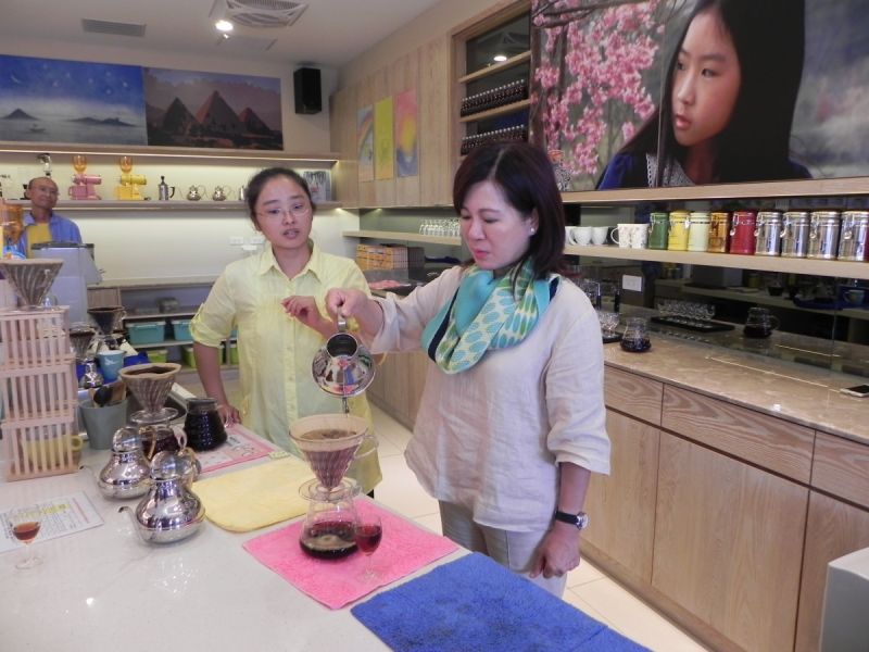 ▲古坑業者推出「啤酒咖啡」，雲副縣長張皇珍前往嚐鮮而讚不絕口。