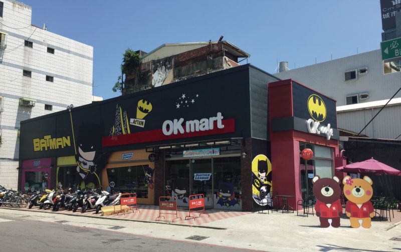 ▲OK超商搶攻正義風潮，8月4日起推出Q版正義聯盟形象概念店，更趁勢推出肖像商品集點活動，限量商品包含湯碗組、洗衣籃，以及文件夾等，期望再掀起一波英雄熱潮。（圖／OK超商提供）