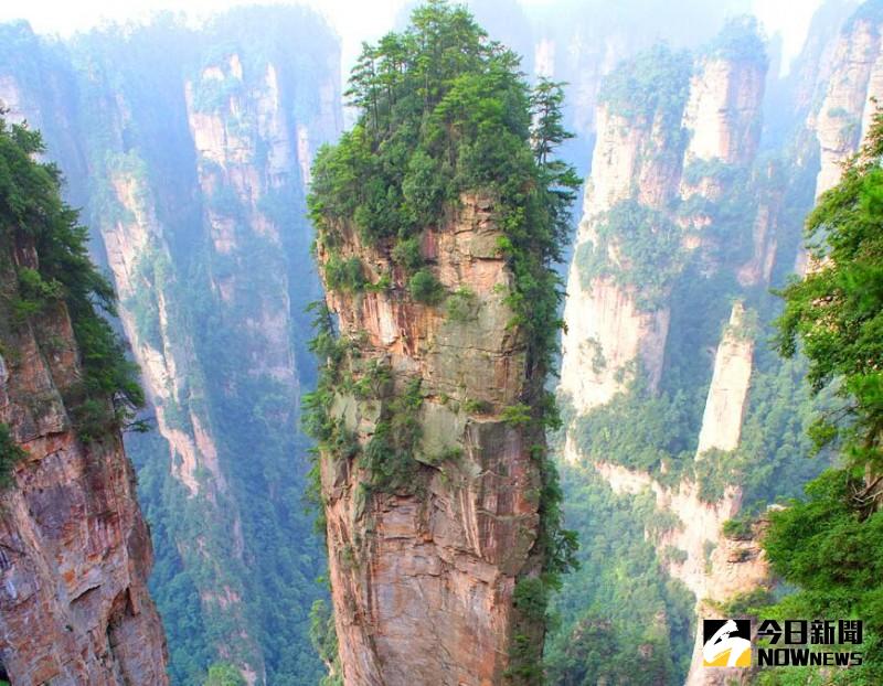 天子山Tianzi Mountains。