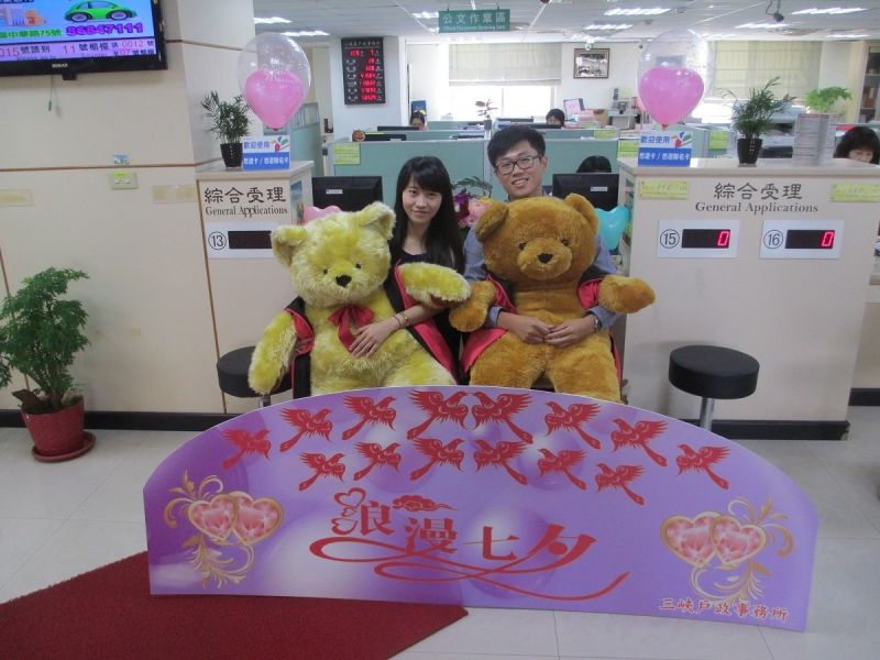 ▲三峽戶政所推出熊玩偶供新人在浪漫氛圍及眾人祝福中，完成終身大事。（圖／記者黃村杉攝）