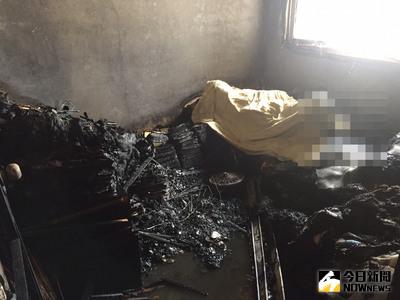 台中市豐原區安康路一棟公寓大樓的7樓，22日下午傳出火警，一對父子受困火場，其中85歲李姓父親當場死亡，43歲兒子命危送醫搶救，現場面目全非。（台中市消防局提供）中央社記者郝雪卿傳真 105年8月22日