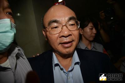 台北地檢署偵辦兆豐銀美國涉洗錢案，23日下午以證人身分傳喚兆豐金控前董座蔡友才（中），傍晚再傳喚兆豐金現任董座徐光曦。中央社記者孫仲達攝　105年8月23日