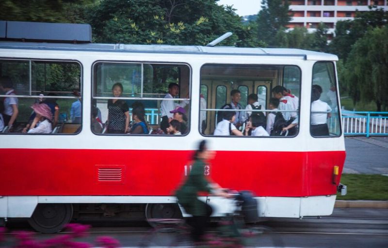 北韓平壤街頭的「破車與豪車」。