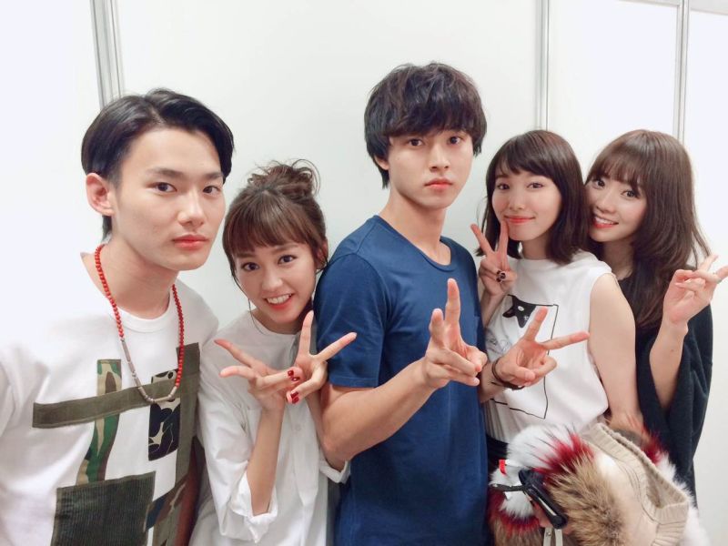 ▲池端玲名（右）與野村周平（左起）、桐谷美玲、山崎賢人、飯豐萬里江合作。（圖／碧麒沃克提供，2016.09.07）