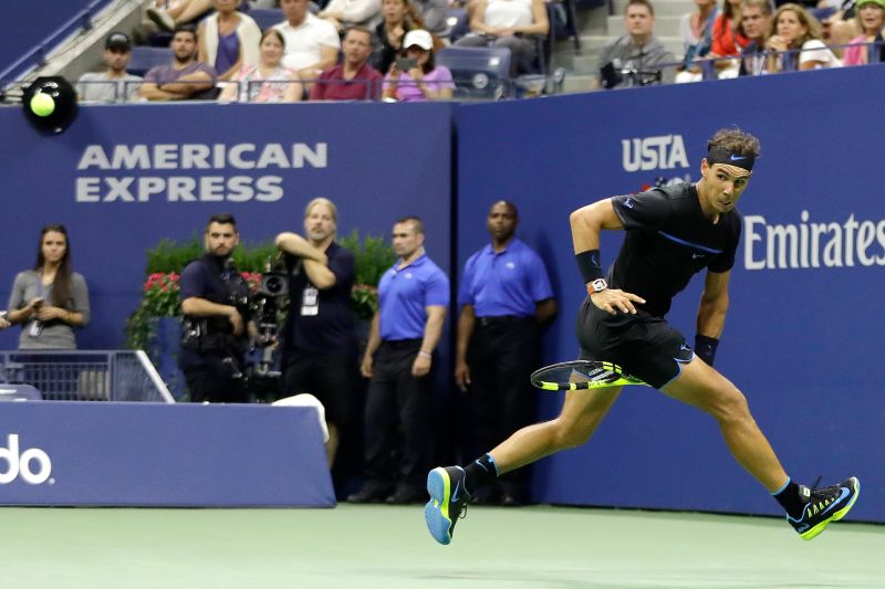Nadal幾乎快衝到場邊，還能以胯下擊球精準回擊。（圖／美聯社／達志影像）
