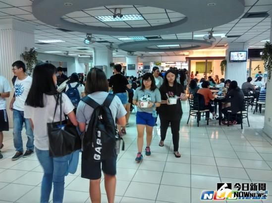 ▲亞洲大學學生餐廳，吸引不少大一新生們來此填飽肚子。(圖／校園特約記者郭振宇攝影)