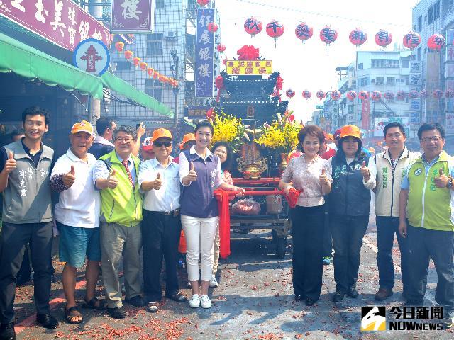 圖說：嘉義市副市長侯崇文、議長蕭淑麗、立委李俊俋、議員王美惠、鄭光宏、戴寧、黃盈智等多位貴賓等多位貴賓護持城隍爺遶境。（圖／記者郭政隆攝影）