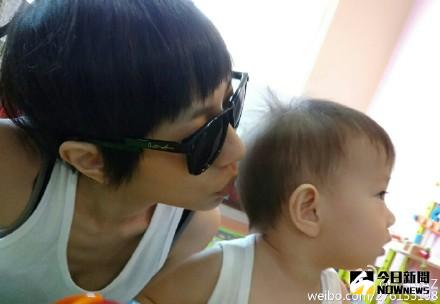 ▲丫子（左）與兒子蛋黃感情好。（圖／翻攝自丫子微博，2016.09.06）