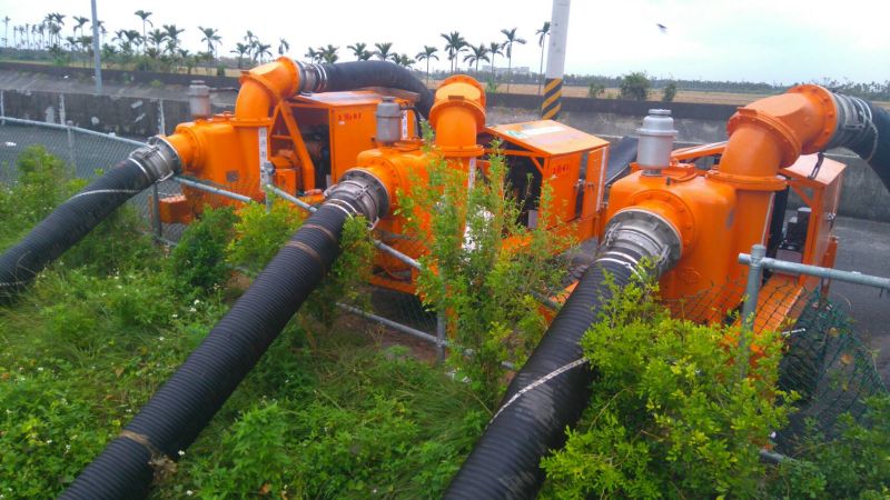 ▲梅姬颱風暴風圈籠罩全台，第三河川局3台大型移動式抽水機，26日已抵達屏東支援溪州溪抽水站。（圖／水利署提供）