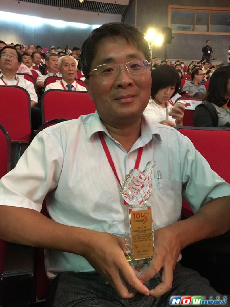 ▲今年金路獎「傑出工程獎」得主為公路總局第三區養護工程處甲仙工務段，段長王慶雄代表領獎。（圖／記者王苡嫣攝 2016.08.30）