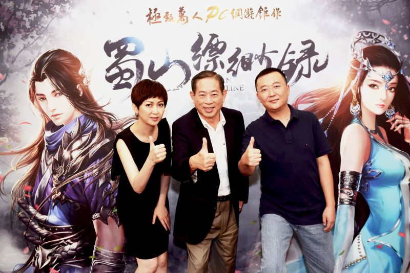 ▲左起得藝娛樂集團CEO錢幽蘭、遊戲新幹線董事長王俊博、祖龍娛樂CEO李青，為遊戲上市集氣。（圖／廠商提供）