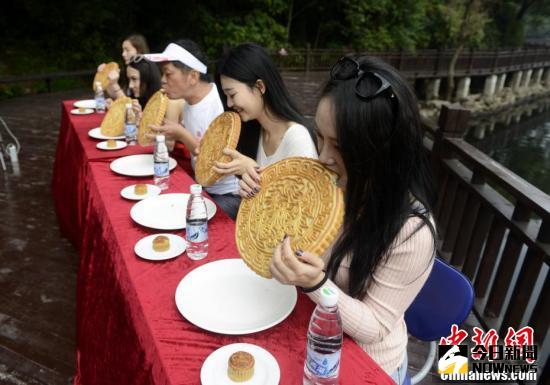 湖南大胃王PK美女網路主播。