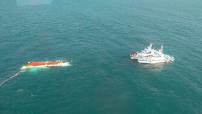 基隆籍漁船「世暉31號」18日於竹圍外海翻覆，9名船員落海失蹤，19日上午發現一具遺體，已確認是罹難的印尼籍船員，海巡人員持續搜救中。（海洋巡防總局提供）中央社記者魯鋼駿傳真 104年9月19日