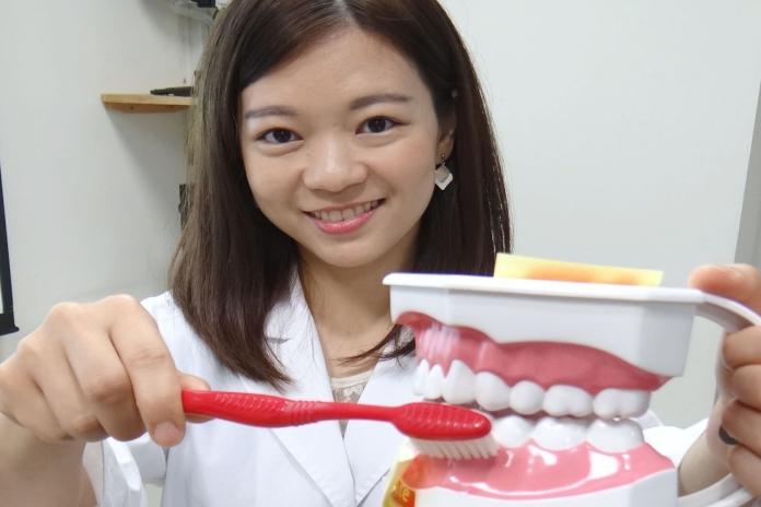 ▲對抗牙周炎，醫師官語晨建議至少定期每半年請牙醫師檢查洗牙。