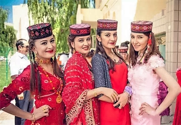 滿街都是空姐。