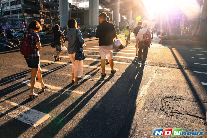 NOW圖文／秋意漸濃　民眾紛紛添上薄衣　
