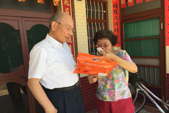 ▲關心弱勢，前立委洪玉欽、港東里長方郭秀雲將向喜憨兒購買手工蛋捲。（圖／黃芳祿攝）
