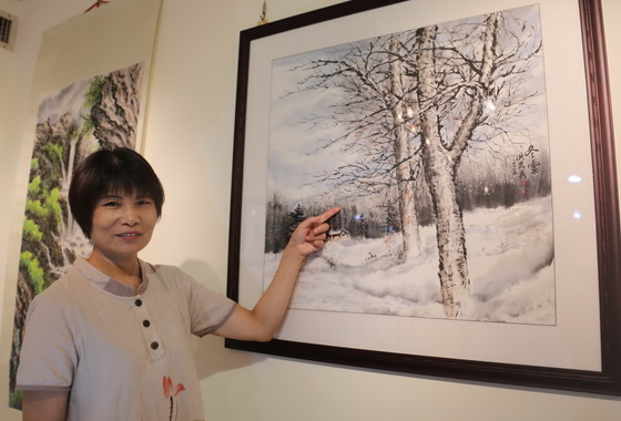 ▲洪麗美希望觀者透過藝術接觸，洗滌繁華喧囂回復人性最初的樸實。〈圖／記者黃玿琮攝〉