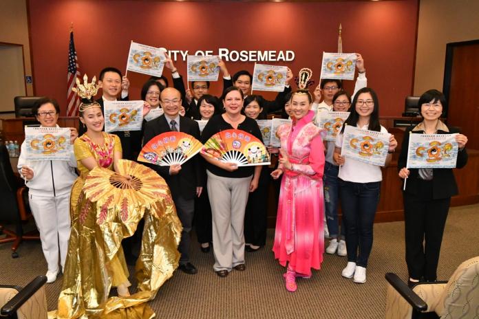 ▲柔似密市\\(Rosemead\\)市長Sandra Armenta期待參加太極門氣功養生學會50周年慶活動，與太極門弟子代表一起合影。（圖／翻攝自太極門氣功養生學會）