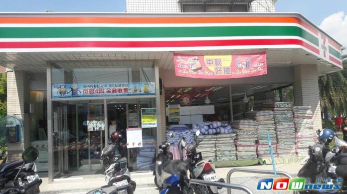 ▲位於亞洲大學外的超商門口堆了不少床包組，讓住宿學生不必到市區，就能方便選購。(圖／校園特約記者鍾帛均攝影)