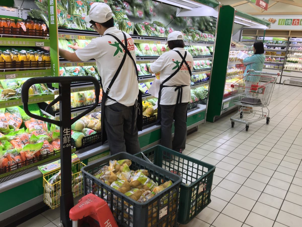 ▲雙11購物節量販超市也參戰！愛買即日起至11月14日，還有日本TOKI蘋果3粒99元，還有通路均售399元的「日本麝香綠葡萄特價369元」。（圖／愛買提供）