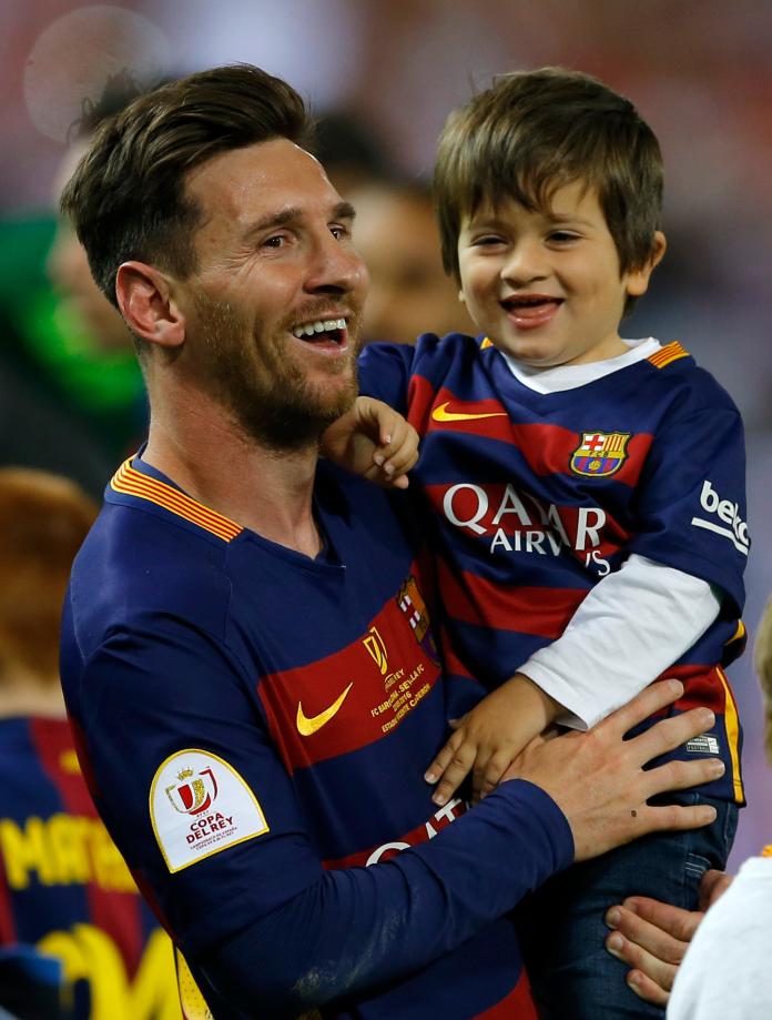 Messi在延長賽內用2次助攻替巴薩敲開僵局、鎖定勝果，賽後開心抱著兒子慶祝奪冠。（圖／美聯社／達志影像）