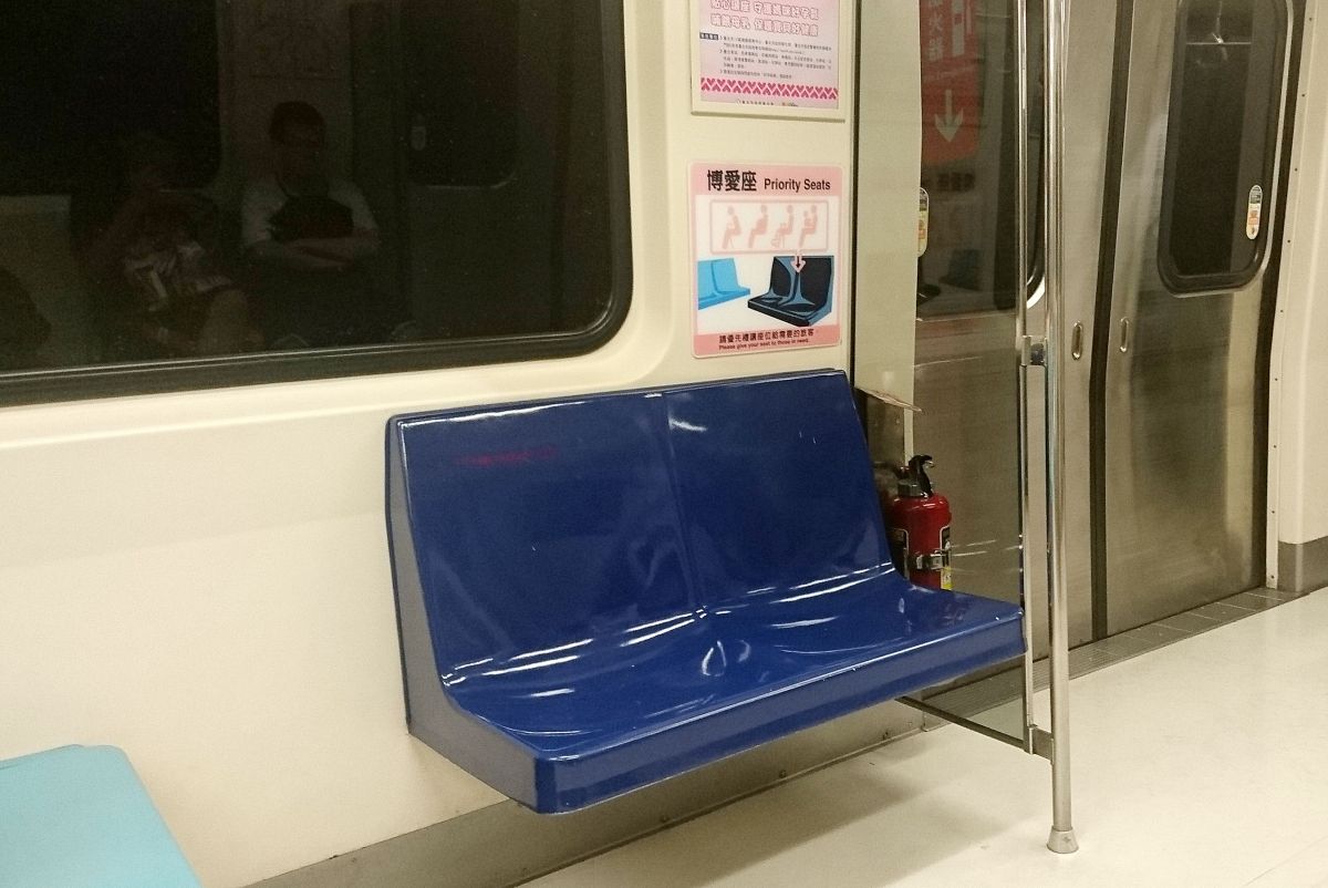 ▲網友分享自己搭捷運時，都會直接一屁股坐上博愛座。（圖／NOWnews資料照片）