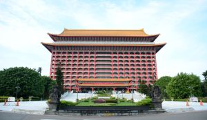 20160924台北圓山大飯店 圓山大飯店每逢歲末年初之際,館內生肖酒循例自南投酒廠特挑最佳酒桶,此次「圓山總統行館兔年典藏紀念酒」更以最具代表性的「波本桶」與精湛的過桶手法,將梅酒風味充分融入麥芽威士忌中的「梅子酒桶」搭配合為套組,分別為「白金波本桶」及「鎏金梅子酒桶」雙金之氣組合。(圖/NOWnews資料照)