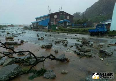 颱風莫蘭蒂侵台，蘭嶼14日清晨風速破表，超過17級陣風，位在蘭嶼的蘭恩文教基金會再度受創。（希瑪拉歐斯提供）中央社記者李先鳳傳真 105年9月14日