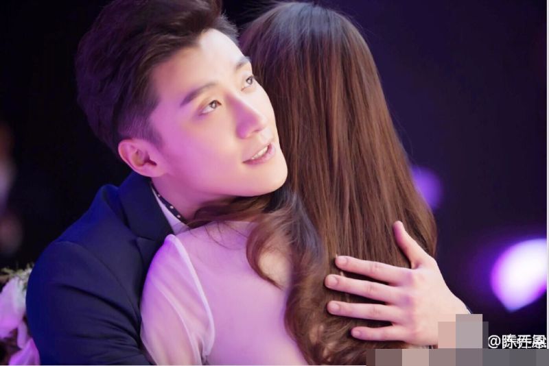 喬任梁擁抱陳喬恩。