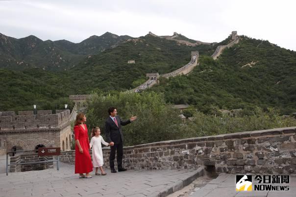 加拿大總理杜魯道攜妻女遊長城。