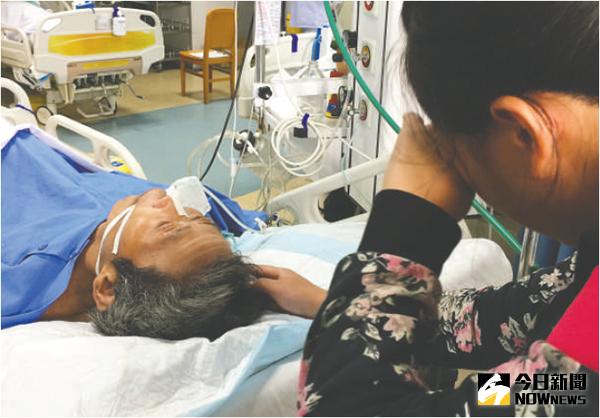 雷琳每天都到醫院ICU跟父親說話，希望能喚醒父親。