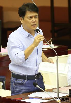 已婚的新黨台北市議員陳彥伯（圖）被媒體拍到與一名女子約會，21日公開道歉，下午他現身台北市議會出席市長施政報告質詢及答覆。中央社記者謝佳璋攝　105年9月21日