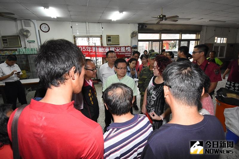 ▲縣長魏明谷至芳苑漢寶社區活動中心了解暫時收容所運作情形。（圖／彰化縣政府提供）