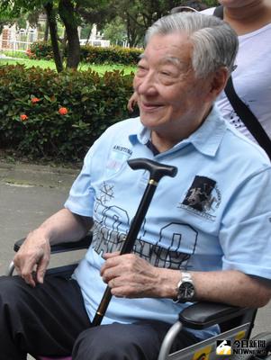 新象創作劇團8日證實，有「特技之父」封號的台灣國寶級特技大師李棠華，7日下午逝世，享壽91歲。圖為民國102年時，李棠華參訪新北市藝文特區。（檔案照片）中央社 105年9月8日