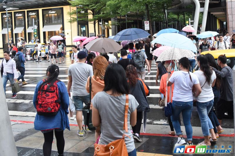 ▲台北地區因受颱風影響較小，連假期間仍可以看到民眾出門逛街、體驗最新上市的Iphone 7，放假的心情不受風雨影響。（圖／記者陳明安攝，2016.9.17）