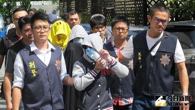 刑事警察局破獲詐保集團勾結醫師，詐領醫療理賠保險金案。何姓保險仲介等人，每次以新台幣10萬元代價與醫師共謀，開立假的診斷書等，藉此向保險公司詐領保險金，牽涉醫療理賠保險金至少新台幣6000萬元。中央社記者朱則瑋攝  105年9月21日