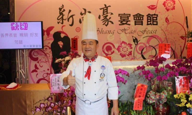 ▲外燴總鋪師林寶中斥資千萬元打造新尚豪宴會館，今日上午由雲林前縣長張榮味等嘉賓剪綵開幕。（記者簡勇鵬攝）