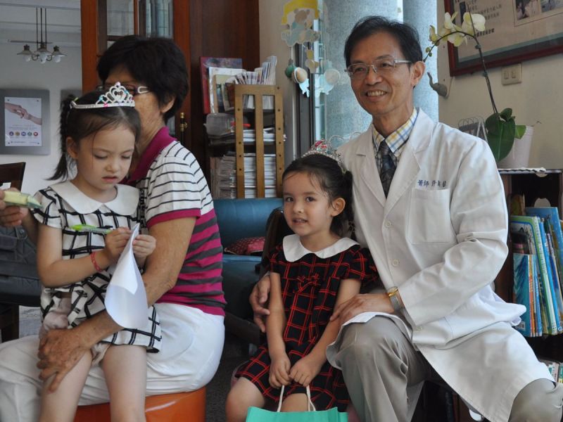 ▲許朝欽醫師最近取得衛福部認證為國際醫療生殖醫學機構，台英混血試管嬰兒女雙胞胎前來道喜。